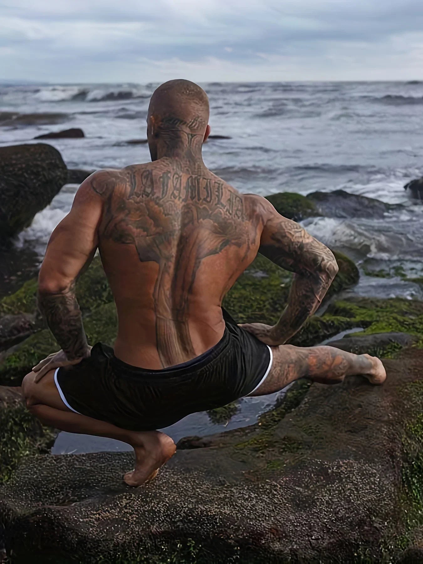New Men Fitness Bodybuilding Shorts Summer Gyms Bodybuilding Gym Sports Men Casual Clothing Breathable Mesh Quick Dry Sportswear